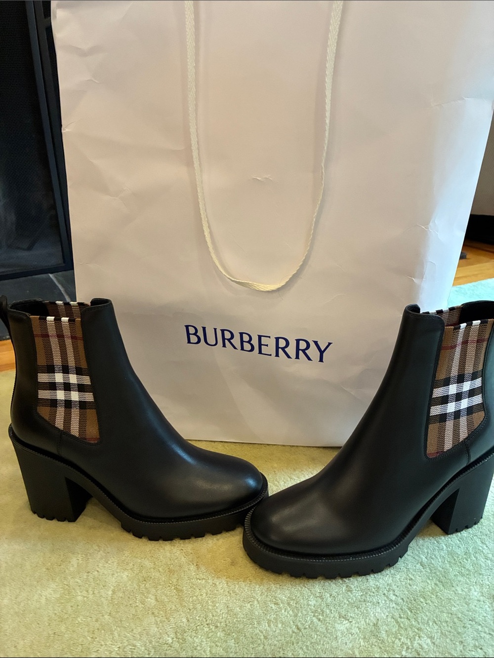 NWT Burberry wmns sz 38 black ankle boot with signature check detail